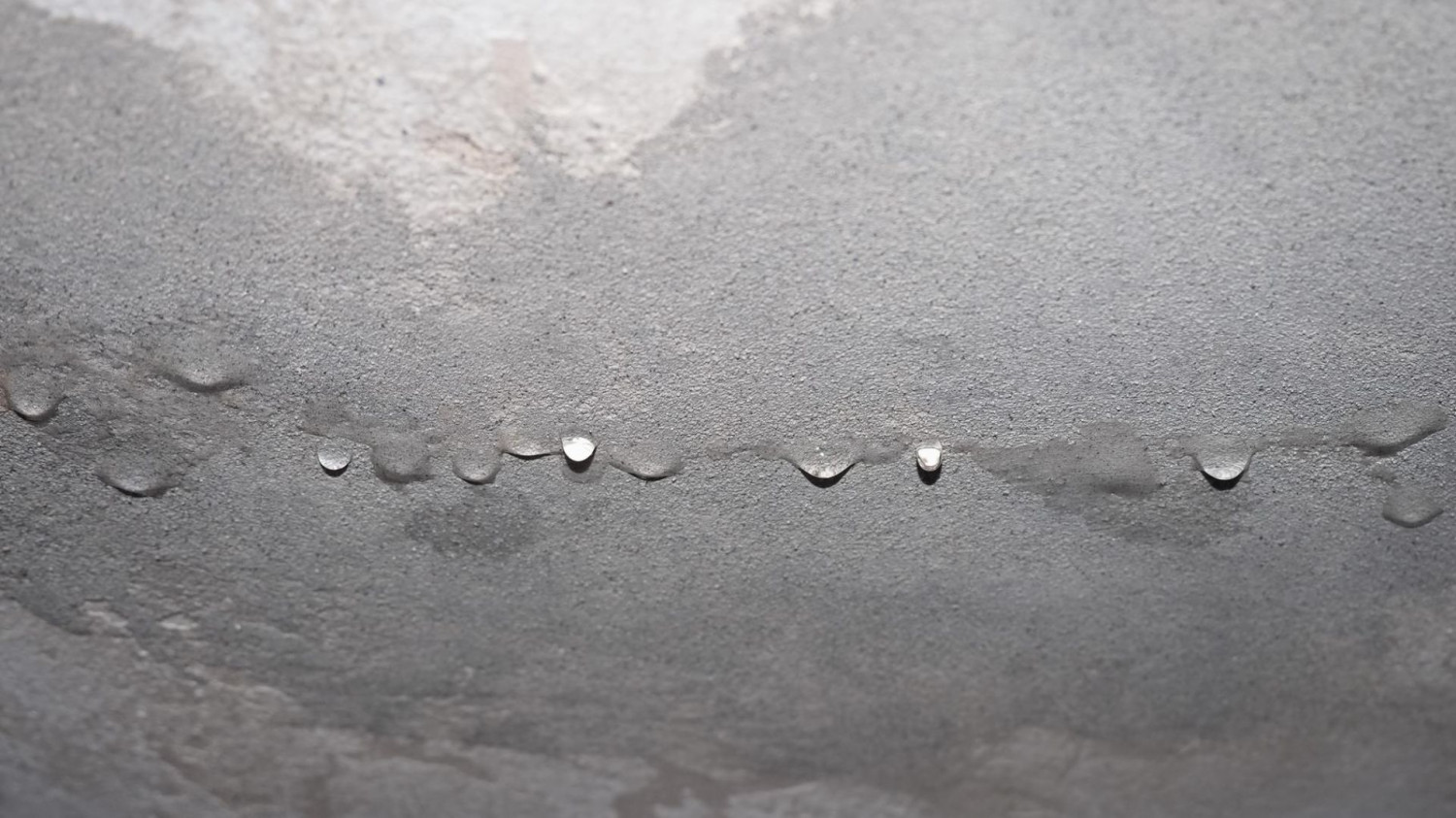 Vazamentos em paredes x piso x teto: o que muda e qual a solução certa